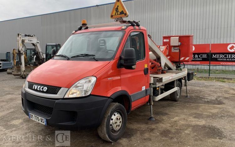 IVECO 35S11 AVEC NACELLE MULTITEL 17 M – AN 2011 – 92689 KMS ROUGE BY-770-AS