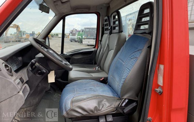 IVECO 35C13 BENNE SIMPLE CABINE + COFFRE – AN 2013 – 195230 KMS ROUGE CW-519-YB