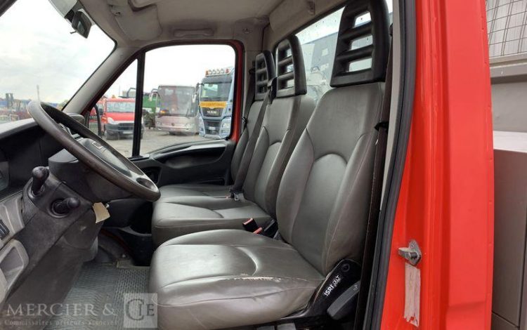 IVECO 35C13  BENNE SIMPLE CABINE + COFFRE – AN 2013 – 135009 KMS ROUGE CY-178-XY