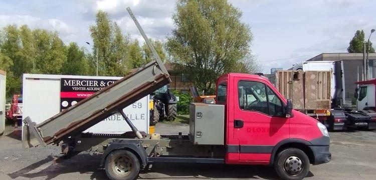 IVECO 35C13 BENNE SIMPLE CABINE COFFRE ROUGE CS-771-ZN