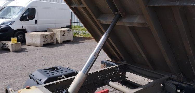 IVECO 35C13 BENNE SIMPLE CABINE COFFRE ROUGE CS-771-ZN
