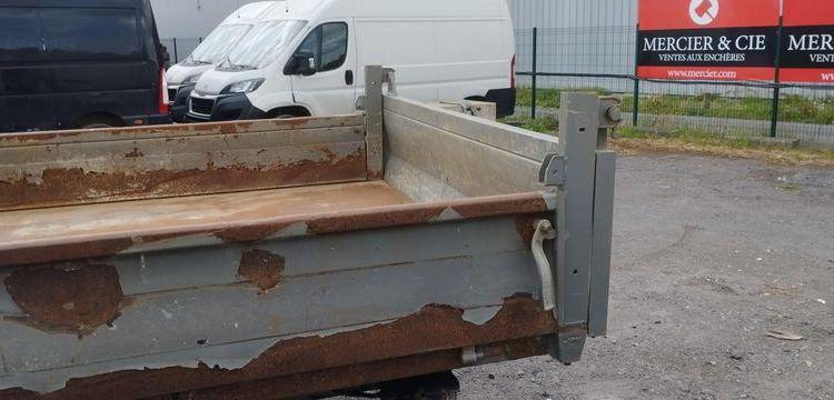 IVECO 35C13 BENNE SIMPLE CABINE COFFRE ROUGE CS-771-ZN