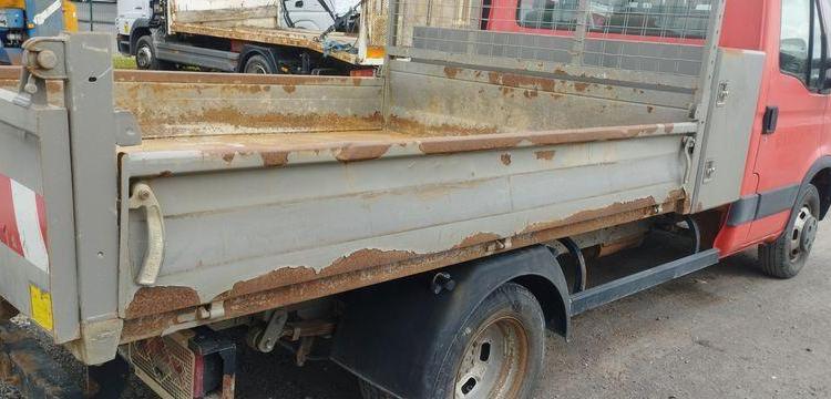 IVECO 35C13 BENNE SIMPLE CABINE COFFRE ROUGE CS-771-ZN