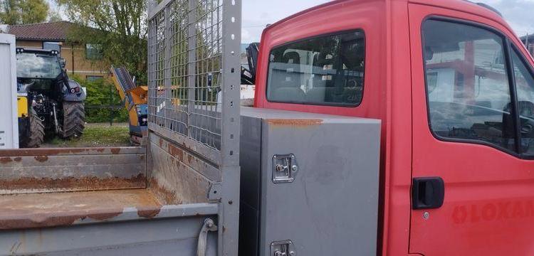 IVECO 35C13 BENNE SIMPLE CABINE COFFRE ROUGE CS-771-ZN