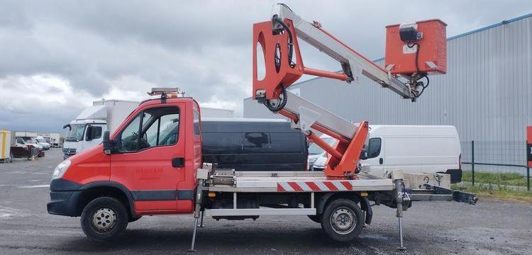 IVECO 35S11 AVEC NACELLE MULTITEL MX170 16M – DIESEL – 3647 HEURES – 111407 KMS ROUGE CY-366-KD