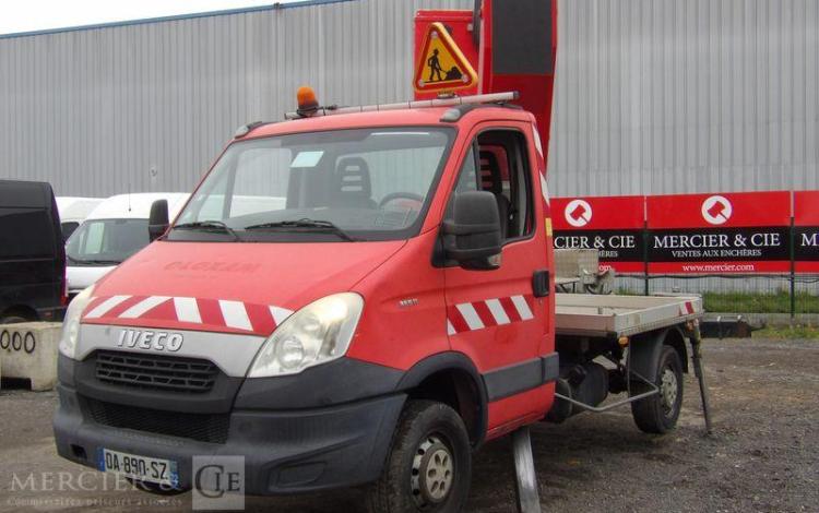 IVECO 35S11 AVEC NACELLE GSR E179T 16M – DIESEL – 3210 HEURES – 84518 KMS – ANNEE 2013 ROUGE DA-890-SZ