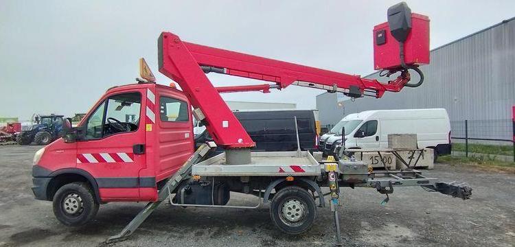IVECO 35S11 AVEC NACELLE GSR E179T 16M – DIESEL – 3210 HEURES – 84518 KMS – ANNEE 2013 ROUGE DA-890-SZ