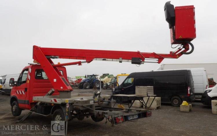 IVECO 35S11 AVEC NACELLE GSR E179T 16M – DIESEL – 3210 HEURES – 84518 KMS – ANNEE 2013 ROUGE DA-890-SZ