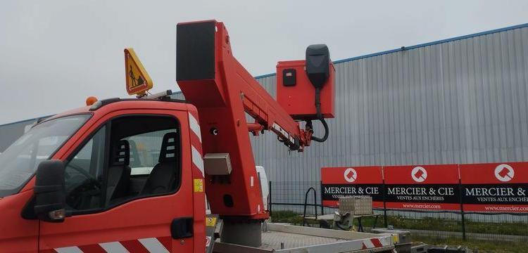 IVECO 35S11 AVEC NACELLE GSR E179T 16M – DIESEL – 3210 HEURES – 84518 KMS – ANNEE 2013 ROUGE DA-890-SZ