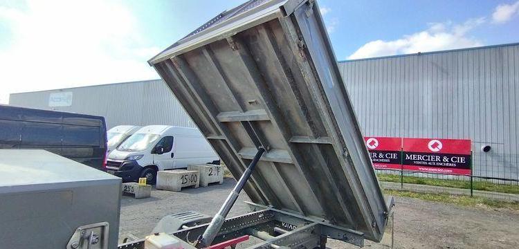 IVECO 35C12 BENNE AVEC COFFRE ACIER DIESEL – 185605 KMS – ANNEE 2017 ROUGE EP-261-SK