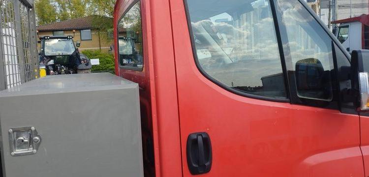 IVECO 35C12 BENNE AVEC COFFRE ACIER DIESEL – 185605 KMS – ANNEE 2017 ROUGE EP-261-SK