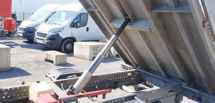 IVECO 35C12 BENNE AVEC COFFRE ACIER DIESEL – 105013 KMS – ANNEE 2017 ROUGE ER-583-XA