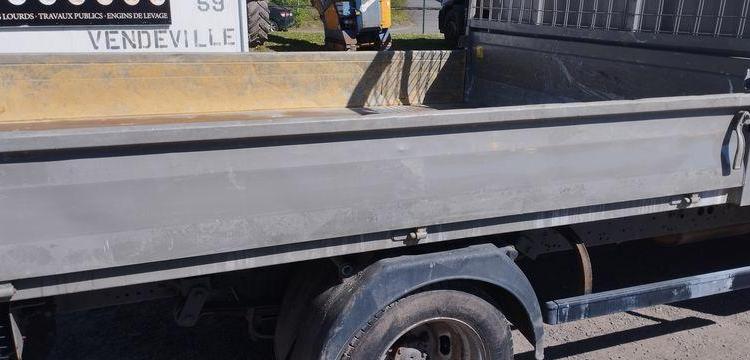 IVECO 35C12 BENNE AVEC COFFRE ACIER DIESEL – 105013 KMS – ANNEE 2017 ROUGE ER-583-XA