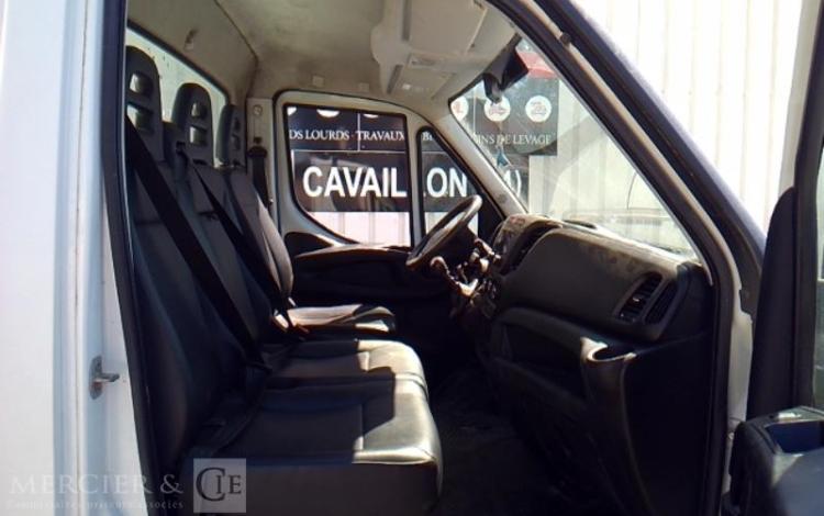 IVECO 35-120 TRI BENNE SIMPLE CABINE COFFRE BLANC ES-355-BH