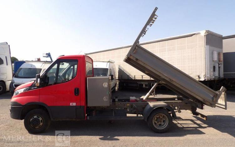 IVECO 35C12 BENNE AVEC COFFRE ACIER – DIESEL – 162763 KMS – ANNEE 2017 ROUGE ES-636-QJ