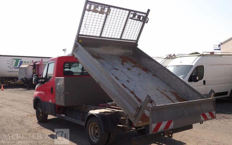 IVECO 35C12 BENNE AVEC COFFRE ACIER – DIESEL – 162763 KMS – ANNEE 2017 ROUGE ES-636-QJ