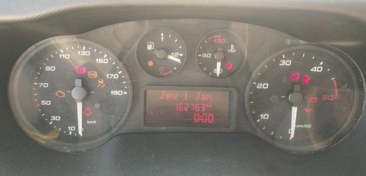 IVECO 35C12 BENNE AVEC COFFRE ACIER – DIESEL – 162763 KMS – ANNEE 2017 ROUGE ES-636-QJ