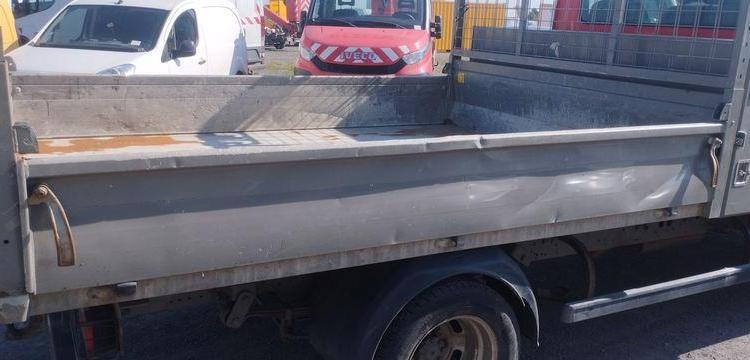IVECO 35C12 BENNE AVEC COFFRE ACIER – DIESEL – 162763 KMS – ANNEE 2017 ROUGE ES-636-QJ