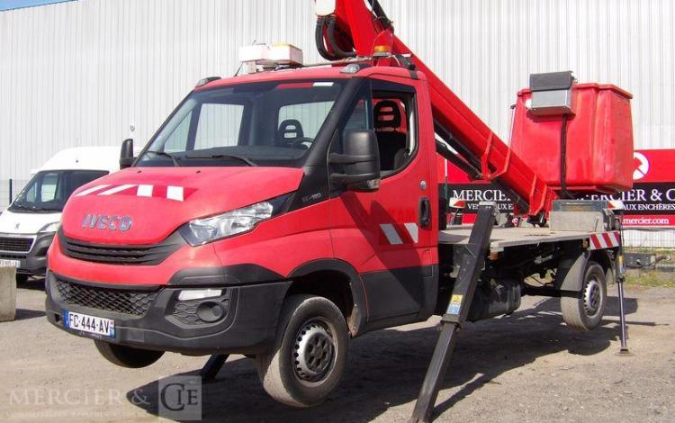 IVECO 35S12 AVEC NACELLE AB SERVICE B17CTE 2/23 16M – 1071 HEURES – 20750 KMS ROUGE FC-444-AV