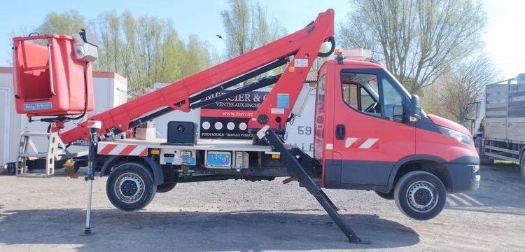 IVECO 35S12 AVEC NACELLE AB SERVICE B17CTE 2/23 16M – 1071 HEURES – 20750 KMS ROUGE FC-444-AV