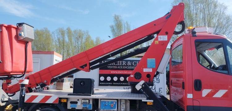 IVECO 35S12 AVEC NACELLE AB SERVICE B17CTE 2/23 16M – 1071 HEURES – 20750 KMS ROUGE FC-444-AV