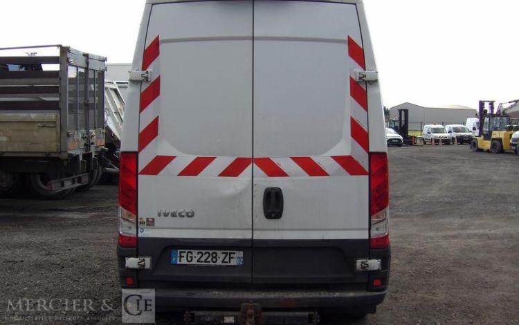 IVECO DAILY 6 FOURGON 35C14 L2H2 2,3D 136 CV AR FAP – DIESEL – 73382 KMS – ANNEE 2019 BLANC FG-228-ZF