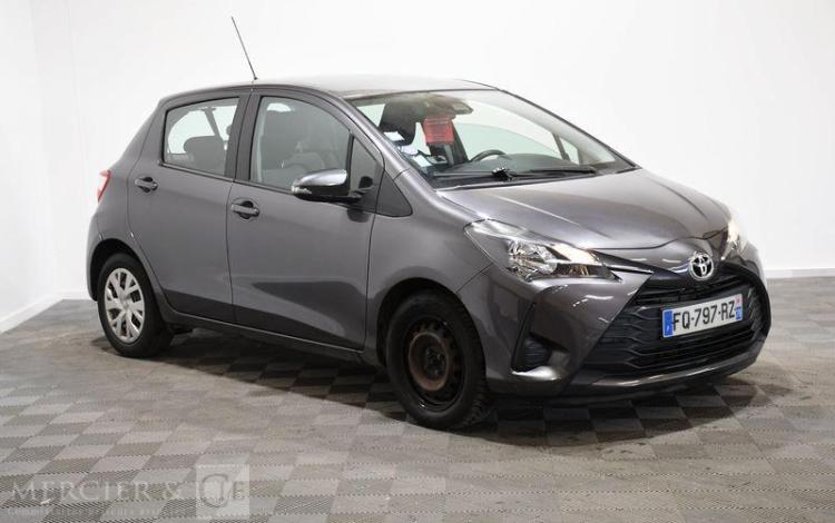 TOYOTA YARIS GRIS FQ-797-RZ