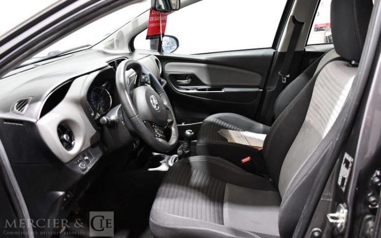 TOYOTA YARIS GRIS FQ-797-RZ