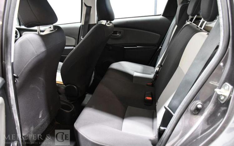 TOYOTA YARIS GRIS FQ-797-RZ