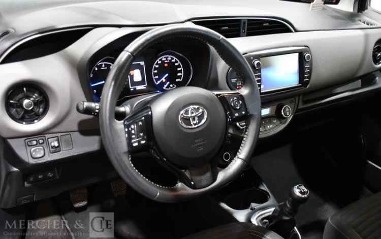 TOYOTA YARIS GRIS FQ-797-RZ