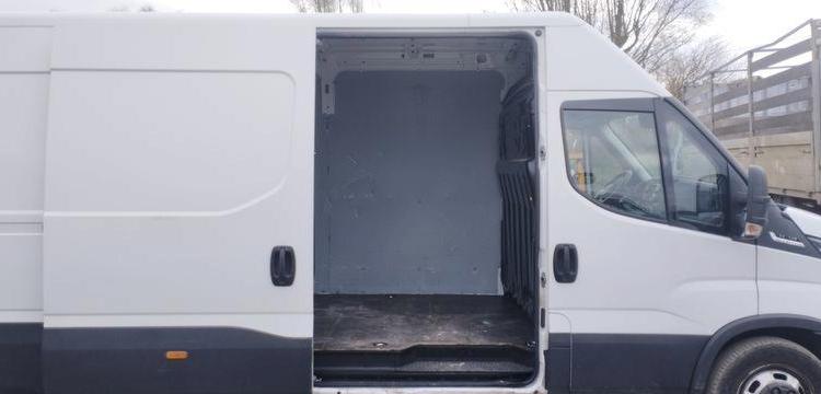 IVECO DAILY 6 FOURGON 35C14 2,3 D 16V HI MATIC 136 CV BOITE AUTO – DIESEL -263572 KMS BLANC FV-816-JG