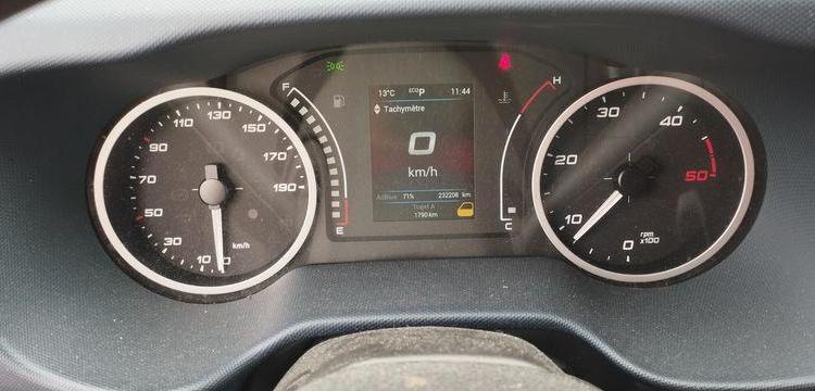 IVECO DAILY 6 FOURGON 35C16 2,3 D 16V 156 CV BOITE AUTO – DIESEL – 223208 KMS BLANC GC-110-FA