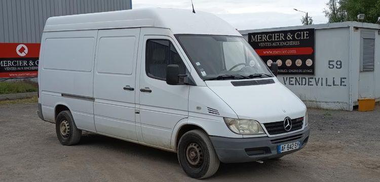 MERCEDES SPRINTER 208 CDI 35 2,2D FOURGON 82CV – DIESEL – 252477 KMS – ANNEE 2005 BLANC AF-642-SY