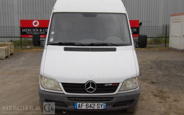 MERCEDES SPRINTER 208 CDI 35 2,2D FOURGON 82CV – DIESEL – 252477 KMS – ANNEE 2005 BLANC AF-642-SY