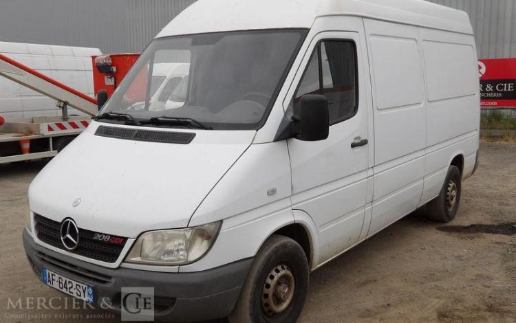 MERCEDES SPRINTER 208 CDI 35 2,2D FOURGON 82CV – DIESEL – 252477 KMS – ANNEE 2005 BLANC AF-642-SY