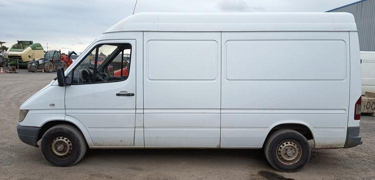 MERCEDES SPRINTER 208 CDI 35 2,2D FOURGON 82CV – DIESEL – 252477 KMS – ANNEE 2005 BLANC AF-642-SY