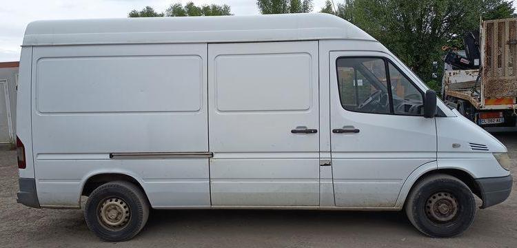 MERCEDES SPRINTER 208 CDI 35 2,2D FOURGON 82CV – DIESEL – 252477 KMS – ANNEE 2005 BLANC AF-642-SY