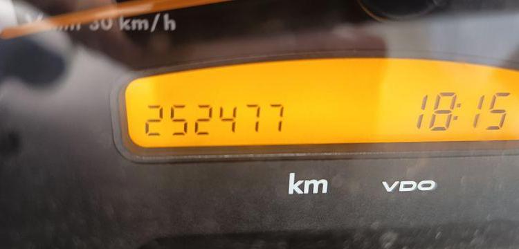 MERCEDES SPRINTER 208 CDI 35 2,2D FOURGON 82CV – DIESEL – 252477 KMS – ANNEE 2005 BLANC AF-642-SY