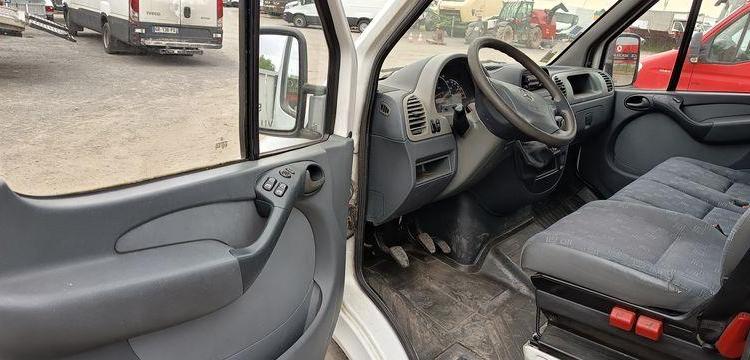 MERCEDES SPRINTER 208 CDI 35 2,2D FOURGON 82CV – DIESEL – 252477 KMS – ANNEE 2005 BLANC AF-642-SY