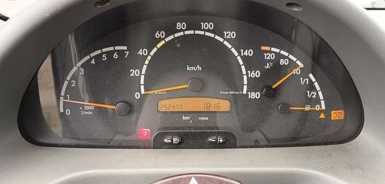 MERCEDES SPRINTER 208 CDI 35 2,2D FOURGON 82CV – DIESEL – 252477 KMS – ANNEE 2005 BLANC AF-642-SY