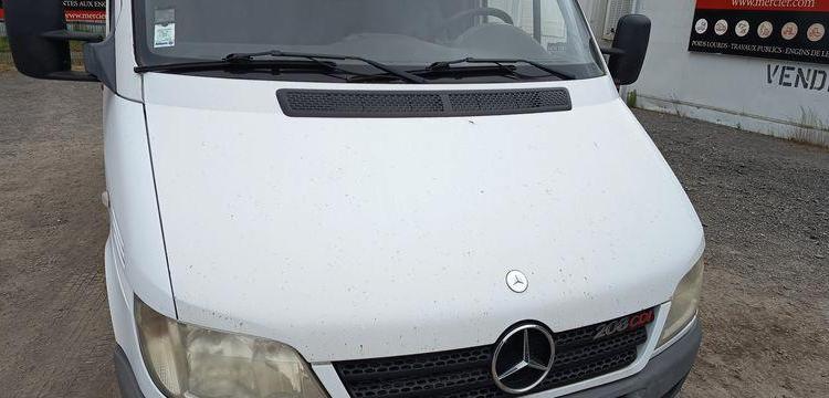 MERCEDES SPRINTER 208 CDI 35 2,2D FOURGON 82CV – DIESEL – 252477 KMS – ANNEE 2005 BLANC AF-642-SY