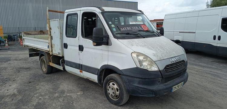 IVECO 35C13 2,3LD DPF 126CV BENNE AVEC COFFRE ACIER DIESEL -167915 KMS – ANNEE 2012 BLANC CM-290-SR