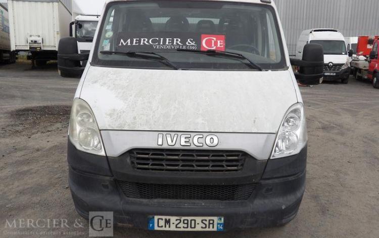 IVECO 35C13 2,3LD DPF 126CV BENNE AVEC COFFRE ACIER DIESEL -167915 KMS – ANNEE 2012 BLANC CM-290-SR