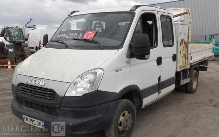 IVECO 35C13 2,3LD DPF 126CV BENNE AVEC COFFRE ACIER DIESEL -167915 KMS – ANNEE 2012 BLANC CM-290-SR