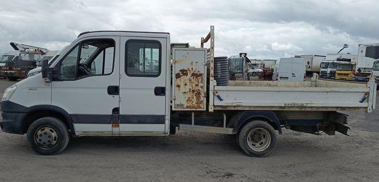 IVECO 35C13 2,3LD DPF 126CV BENNE AVEC COFFRE ACIER DIESEL -167915 KMS – ANNEE 2012 BLANC CM-290-SR