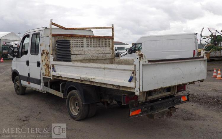 IVECO 35C13 2,3LD DPF 126CV BENNE AVEC COFFRE ACIER DIESEL -167915 KMS – ANNEE 2012 BLANC CM-290-SR