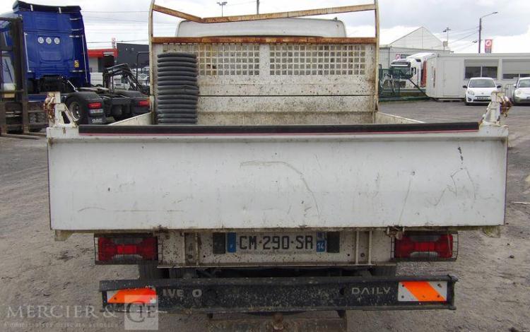 IVECO 35C13 2,3LD DPF 126CV BENNE AVEC COFFRE ACIER DIESEL -167915 KMS – ANNEE 2012 BLANC CM-290-SR