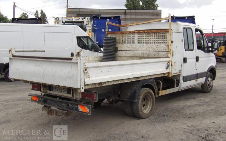 IVECO 35C13 2,3LD DPF 126CV BENNE AVEC COFFRE ACIER DIESEL -167915 KMS – ANNEE 2012 BLANC CM-290-SR