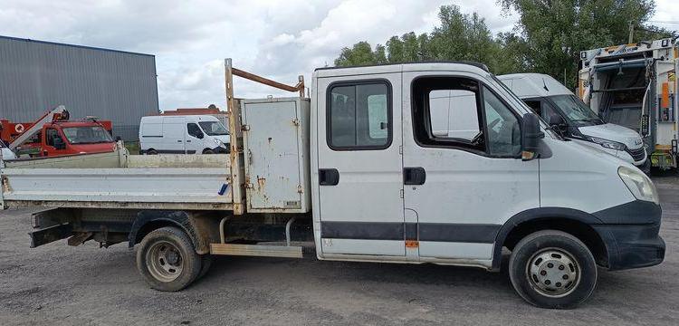IVECO 35C13 2,3LD DPF 126CV BENNE AVEC COFFRE ACIER DIESEL -167915 KMS – ANNEE 2012 BLANC CM-290-SR