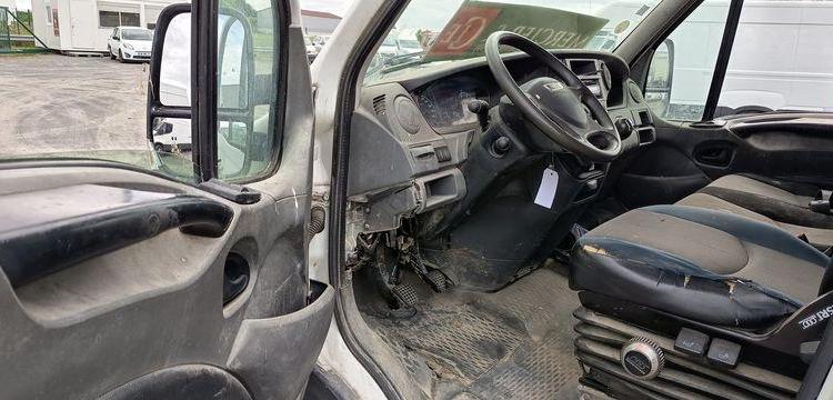 IVECO 35C13 2,3LD DPF 126CV BENNE AVEC COFFRE ACIER DIESEL -167915 KMS – ANNEE 2012 BLANC CM-290-SR